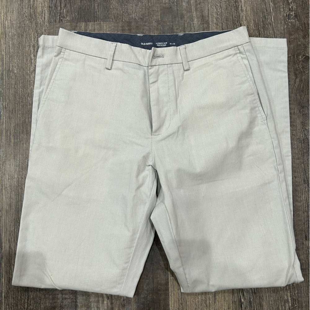 Old Navy Dress Pants. Ultimate Slim. 32x32. Stains in the bottom. Pictured.